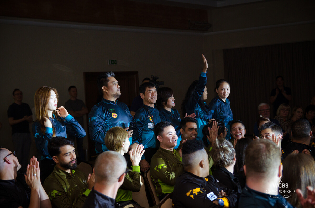 개막식에서 인사하는 서서아의 아시아B팀. 