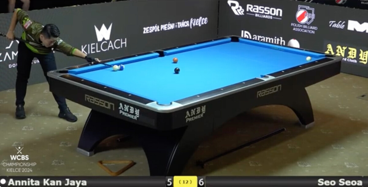 6-5에서 서서아가 완벽하게 10볼 뒤에 큐볼을 숨기면서 앤니타 칸자야(인도네시아)가 결정적인 실수를 범하는 장면.