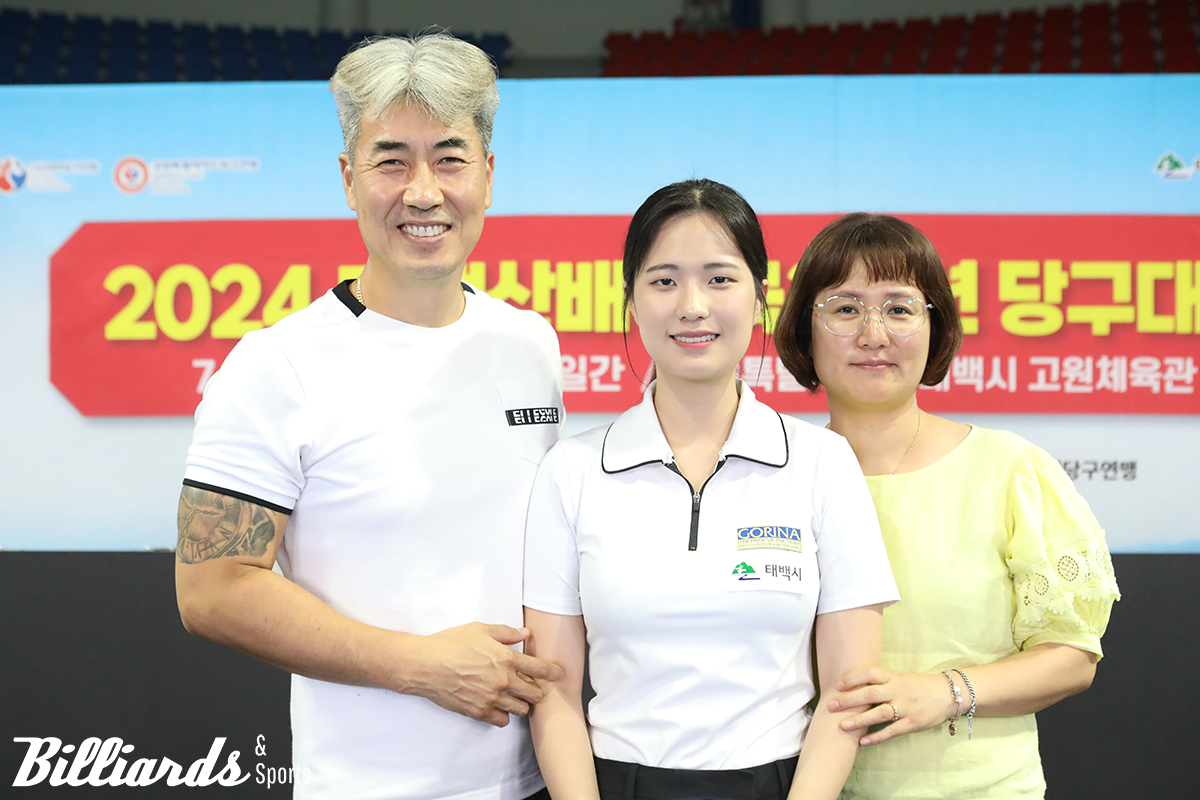 부모님과 우승 기념 사진을 찍고 있는 박정현.