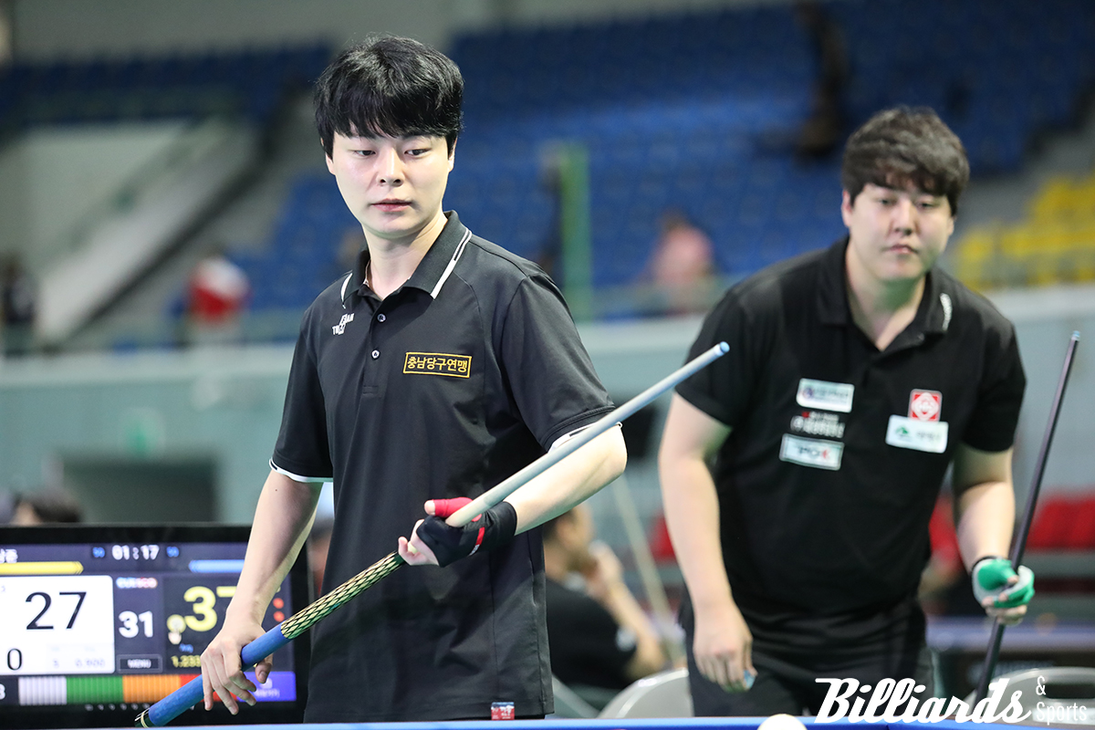 박상준이 이범열과 8강전 경기를 치르고 있다.