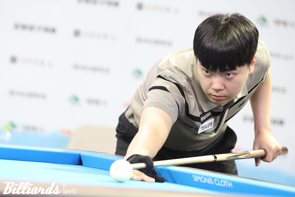 37:40으로 조명우에게 지고 있던 김행직이 끝내기 하이런 13점을 성공시키고 50:40 역전승을 거뒀다. 사진=태백/이용휘 기자