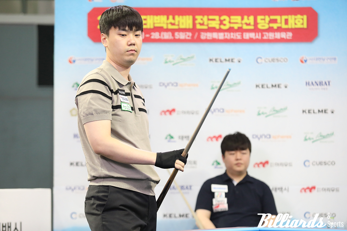 끝내기 하이런 13점째 득점을 확인하고 있는 김행직.