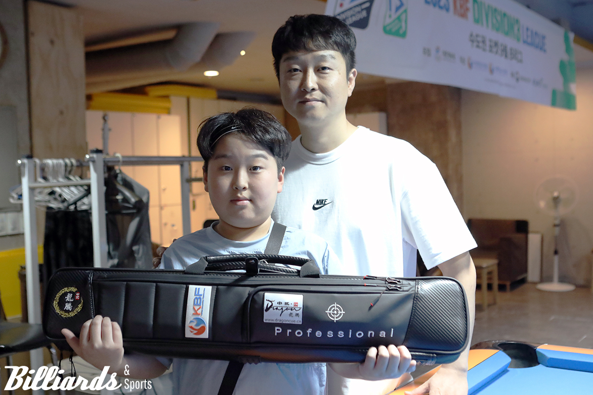 지난해 'KBF 디비전 리그' 포켓볼 D3 리그 마지막 경기에 출전한 김민준과 아빠 김택균 씨. 사진=이용휘 기자