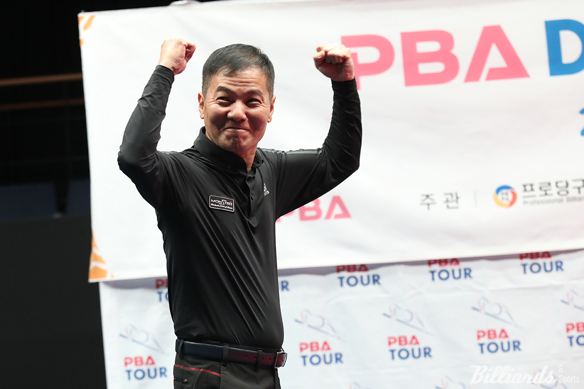 PBA 투어에서 첫 우승 후 두 팔을 들고 기뻐하는 박춘우.