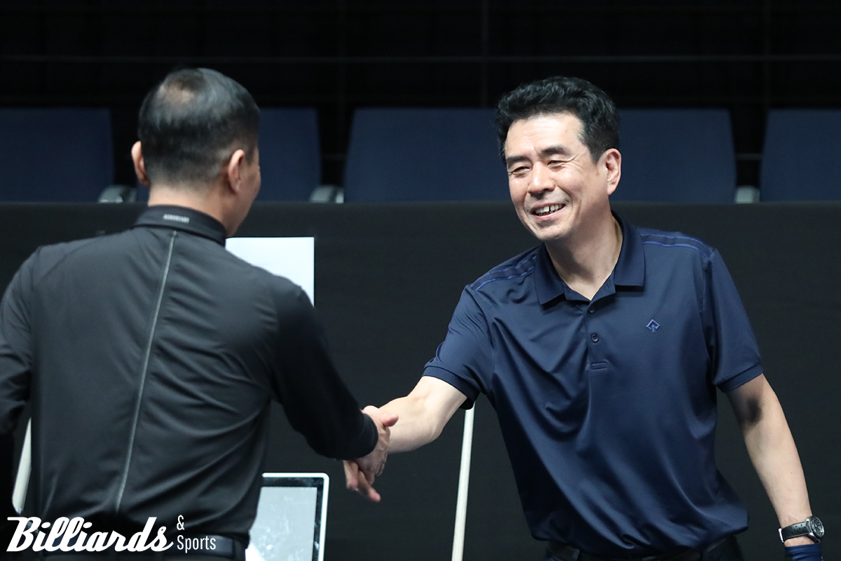 세트스코어 2-2, 5세트 9:9에서 박춘우가 남은 2점을 성공시키자 서삼일이 축하를 건네고 있다.