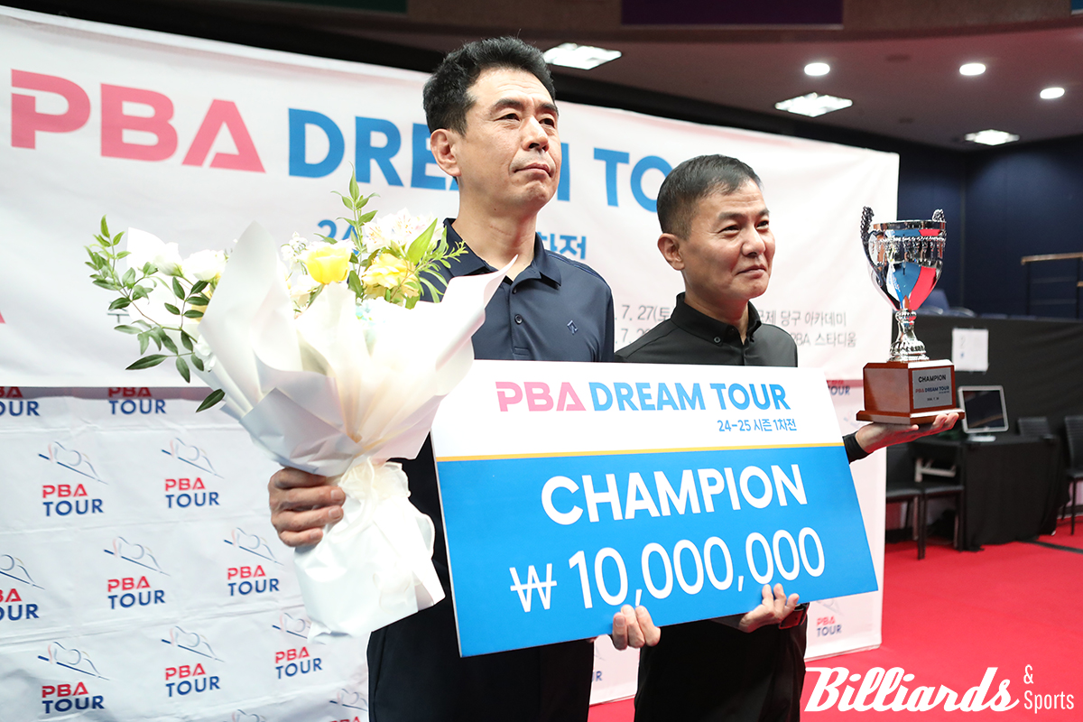 우승자 박춘우(우)와 나란히 시상식에서 기념 사진을 찍고 있는 준우승자 서삼일(좌).