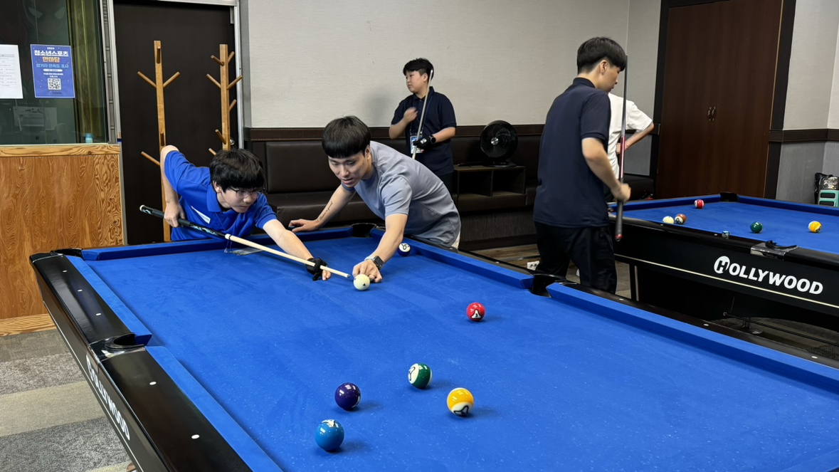 포켓볼 국가대표 고태영이 참가 학생에게 원포인트 레슨을 진행하고 있다.