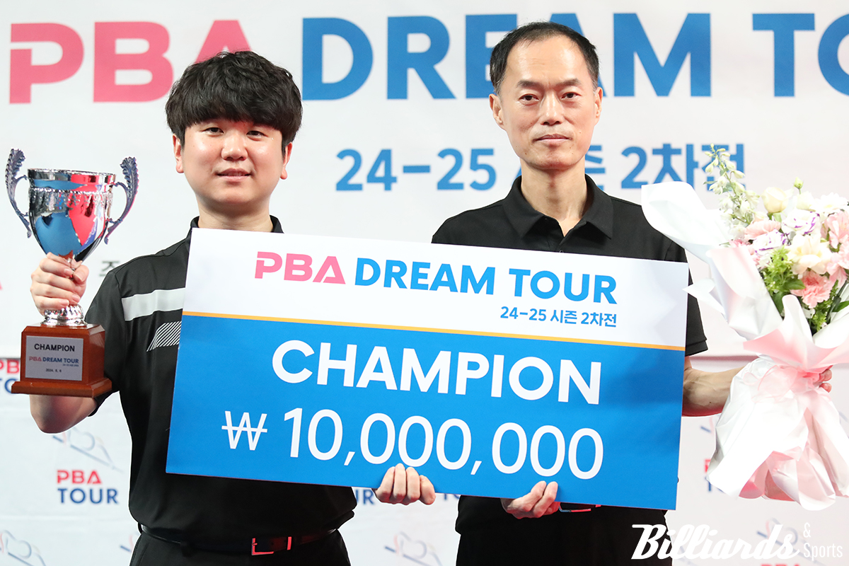 시상식에 선 우승자 이태희(좌)와 준우승을 차지한 조방연(우).