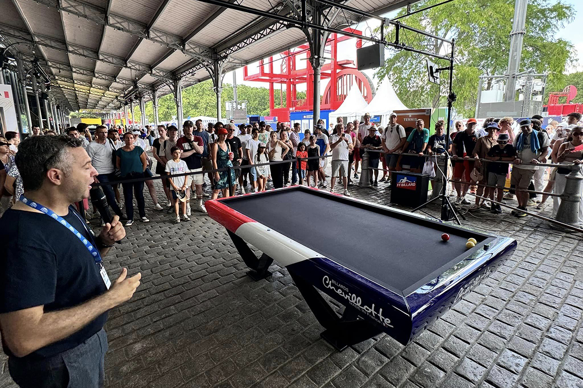 클럽 프랑스에서 열린 파리 올림픽 응원 행사에서 프랑스당구연맹이 당구 홍보 부스를 열었다. 프랑스 국기를 입은 듯한 쉐빌로뜨 당구대 앞에 많은 관중들이 관심을 갖고 지켜보고 있다. 사진=제러미 뷰리 SNS
