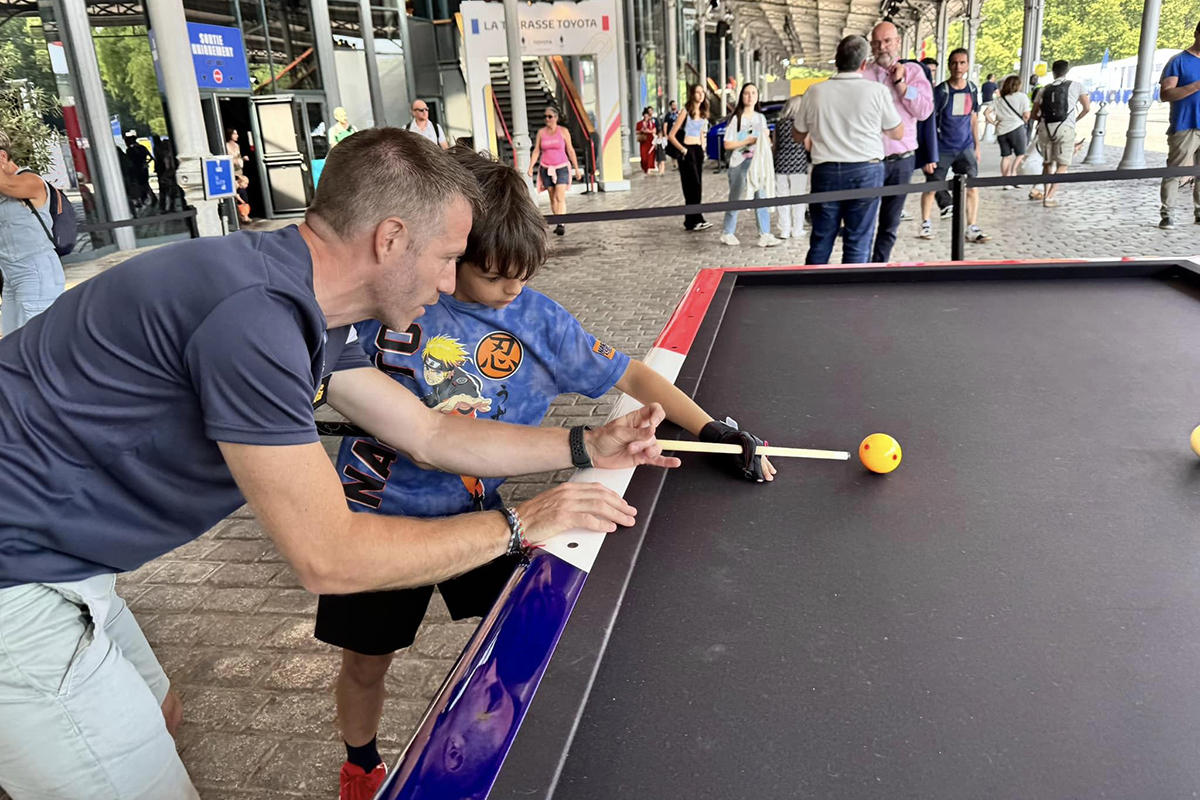 어린아이에게 당구를 알려주고 있는 제러미 뷰리.