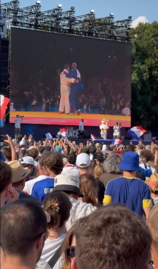 테디 리네르와 김민종의 유도 결승전을 많은 사람들이 지켜보고 리네르의 승리를 기뻐하고 있다.