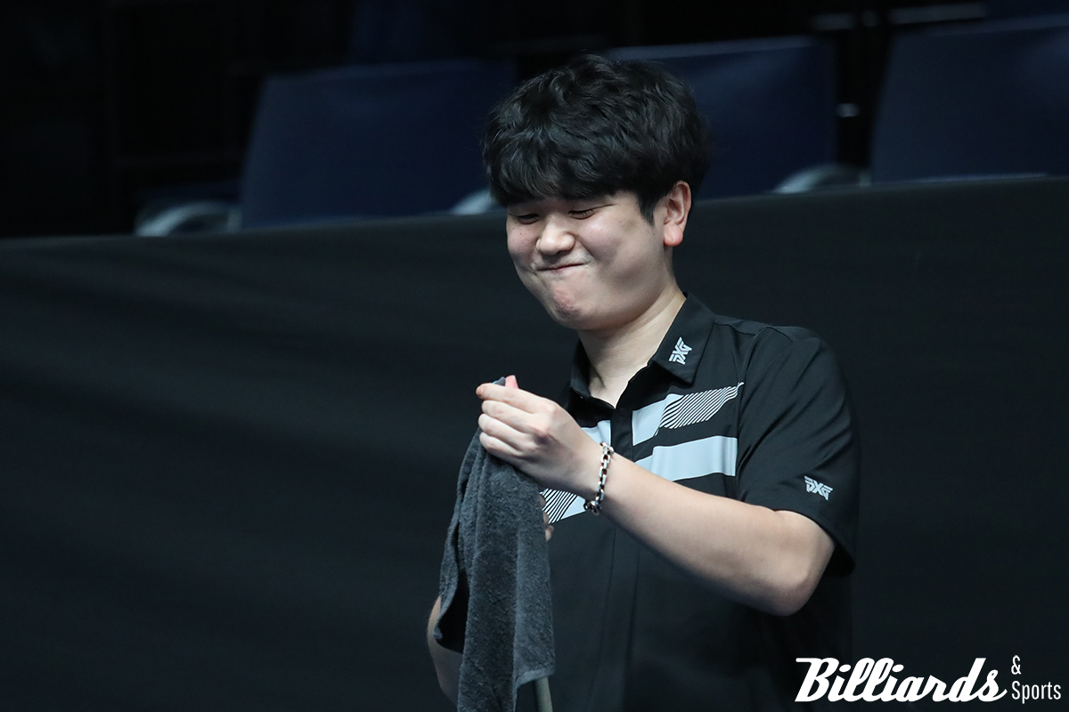 결승전이 끝난 후 큐를 정리하면서도 웃음이 계속 새어 나오는 이태희