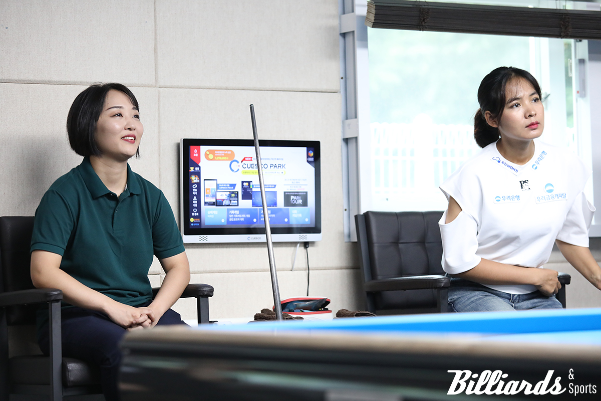 스롱 피아비와 한 팀을 이룬 이유주가 경기가 시작되길 기다리고 있다.