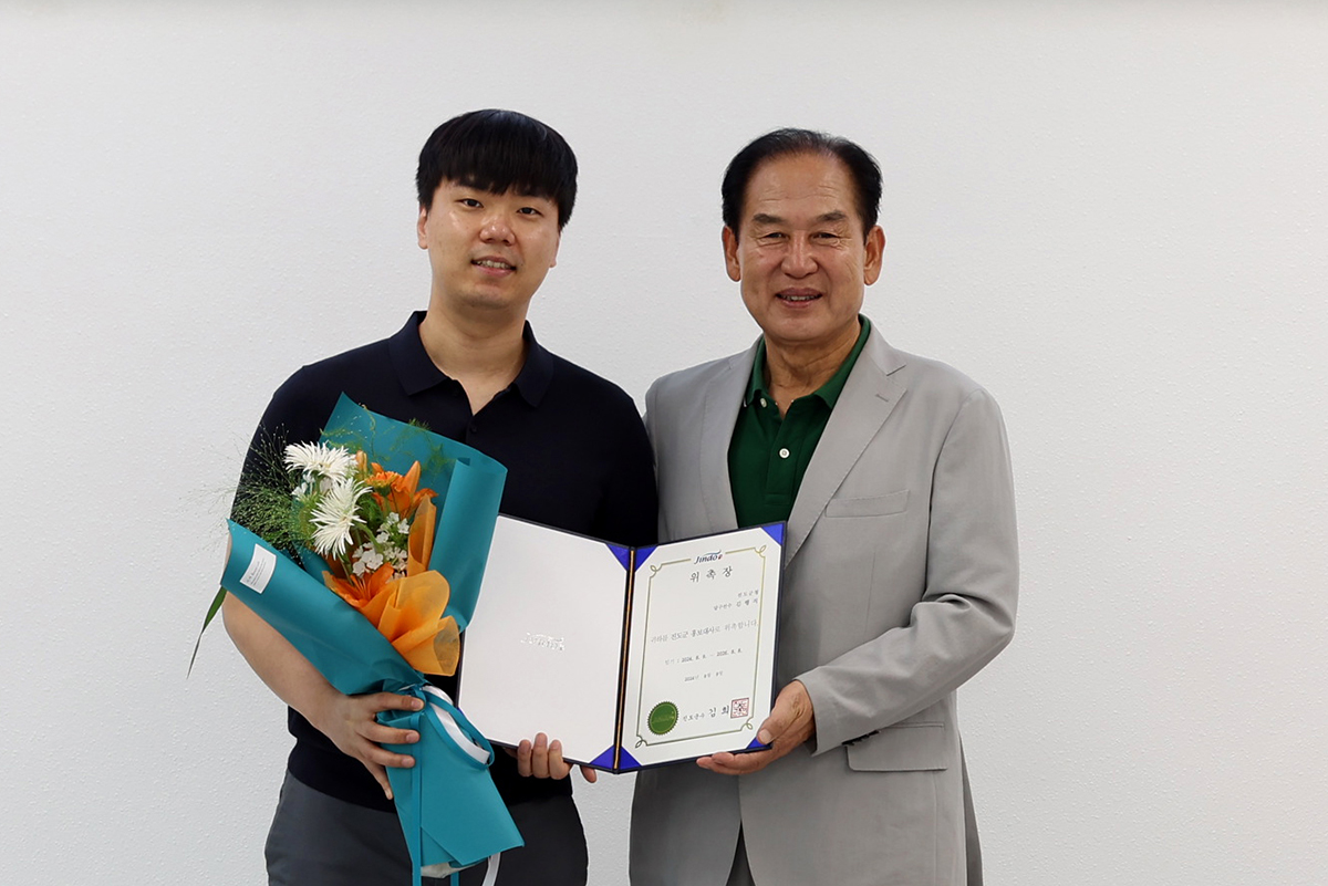 김행직이 진도군 홍보대사로 위촉됐다. 왼쪽부터 김행직, 김희수 진도군수. 사진=진도군청 제공