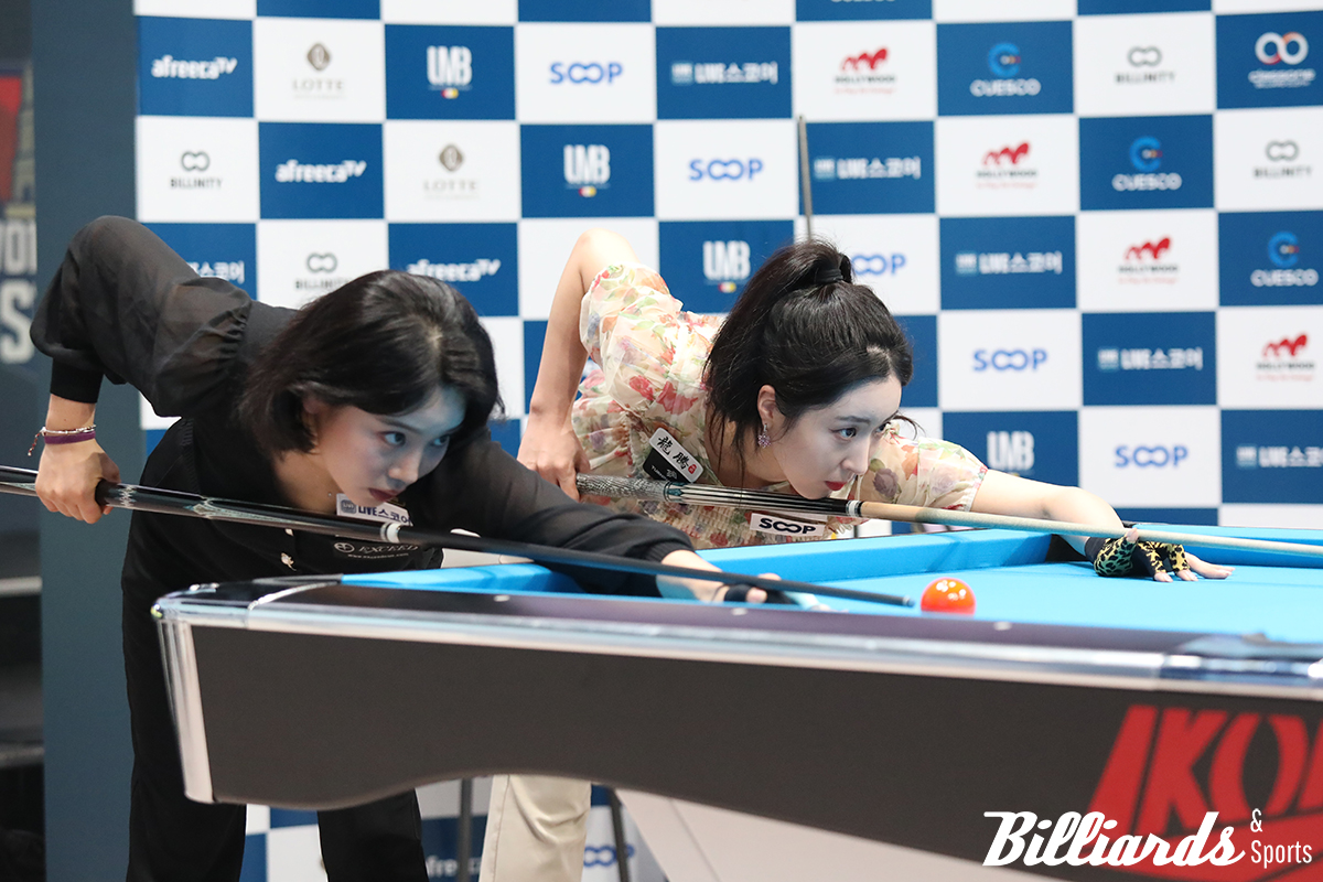 경기에 앞서 뱅킹하는 박은지와 한소예.