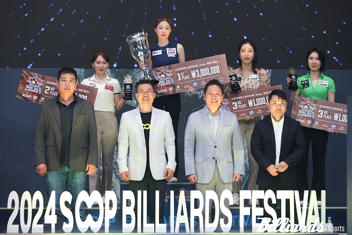 시상대에 선 입상자들과 대회 관계자들.