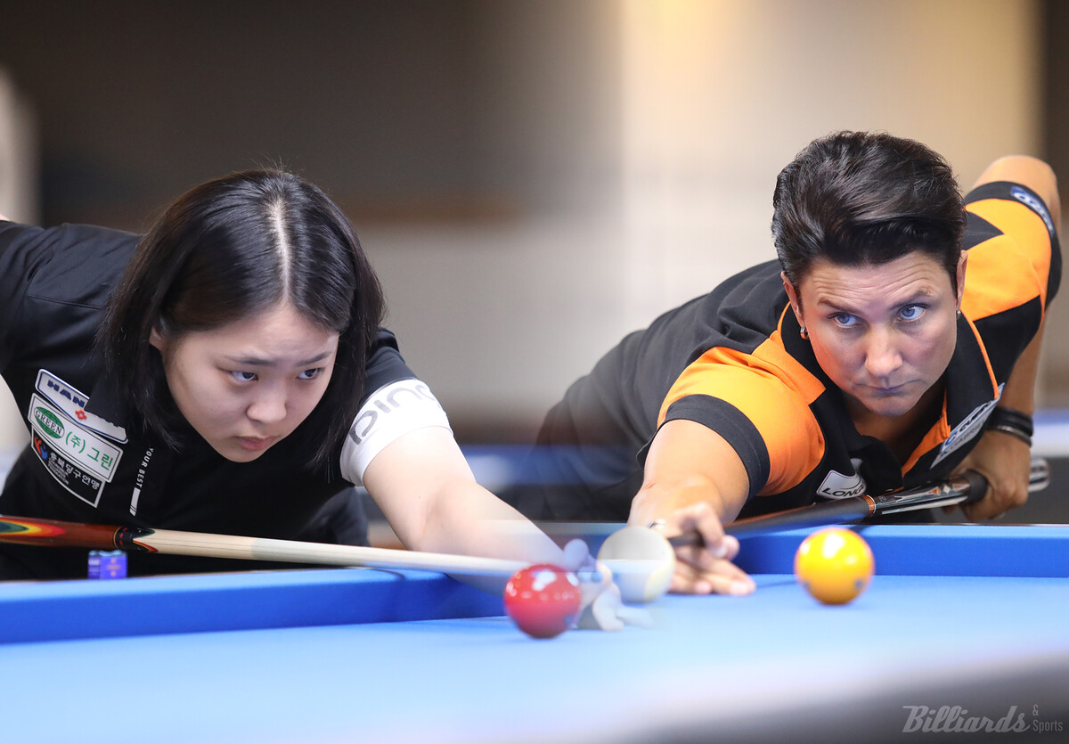 한국의 '세계랭킹 1위' 김하은(왼쪽)과 '세계 2위'의 최정상 선수 테레사 클롬펜하우어(네덜란드)가 21일 오후 6시에 개최되는 '월드 3쿠션 서바이벌 레이디스 2024' 8강전(준결승)에서 서바이벌 승부를 벌인다.   사진=이용휘 기자