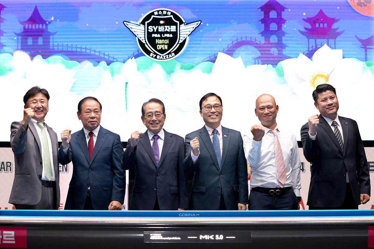 개막식에 참석한 내빈들. 왼쪽부터 PBA 장상진 부총재, 에스와이 홍성균 부회장, PBA 김영수 총재, 최영삼 주베트남 한국대사, 찐롱부 상임위원, 하노이당구연맹 응우옌응옥하 회장.