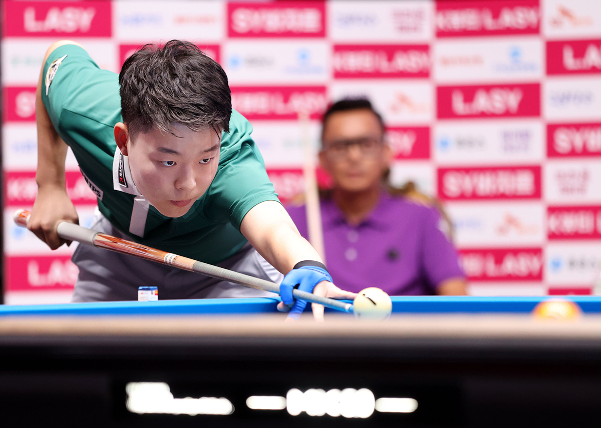 '16세 최연소'로 유일하게 결승에 올라간 '10대 선수' 김영원이 처음 나선 원정길 첫 경기에서 승부치기 끝에 신승을 거두고 64강에 진출했다.  사진=PBA 제공