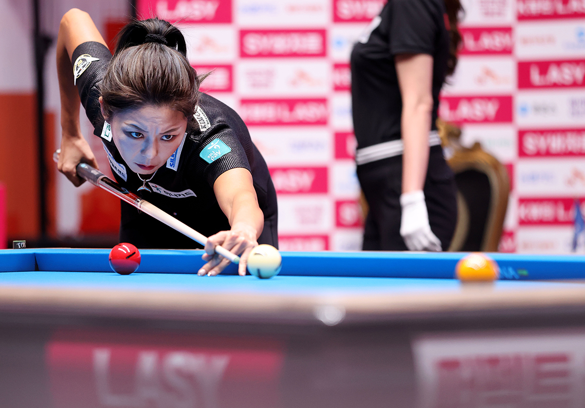 프로당구 사상 첫 해외투어 '2024 LPBA 에스와이 바자르 하노이 오픈' 32강에서 김가영(하나카드)이 애버리지 1.435의 매서운 공격력을 앞세워 일본의 히가시우치 나쓰미를 3-0으로 꺾었다.  사진=PBA 제공