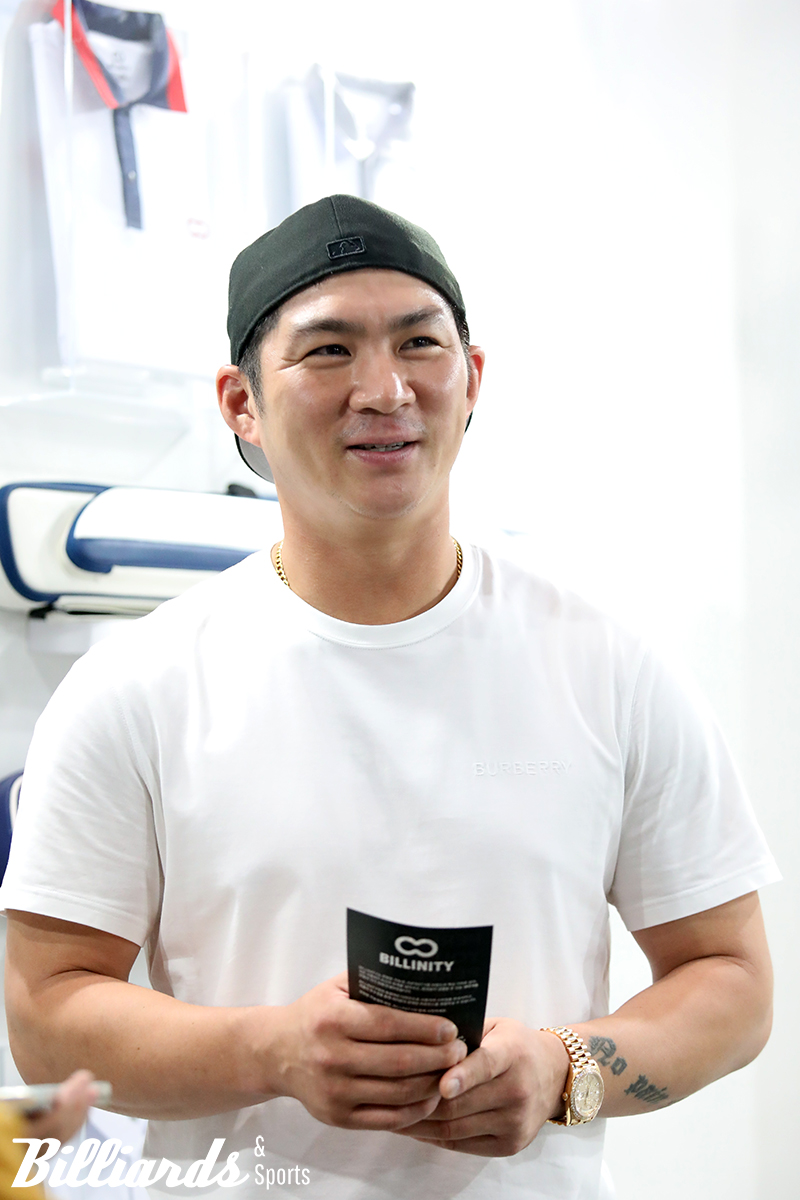 야구선수 오지환이 새로운 당구용품 브랜드 '빌리니티' 런칭쇼 현장을 방문해 둘러보고 있다.