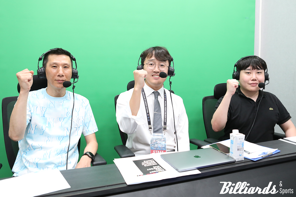 당구 방송 해설로 데뷔한 이근재(왼쪽)와 이대규(오른쪽)가 김상엽 아나운서(가운데)와 중계 부스에서 포즈를 취하고 있다. 사진=잠실/이용휘 기자