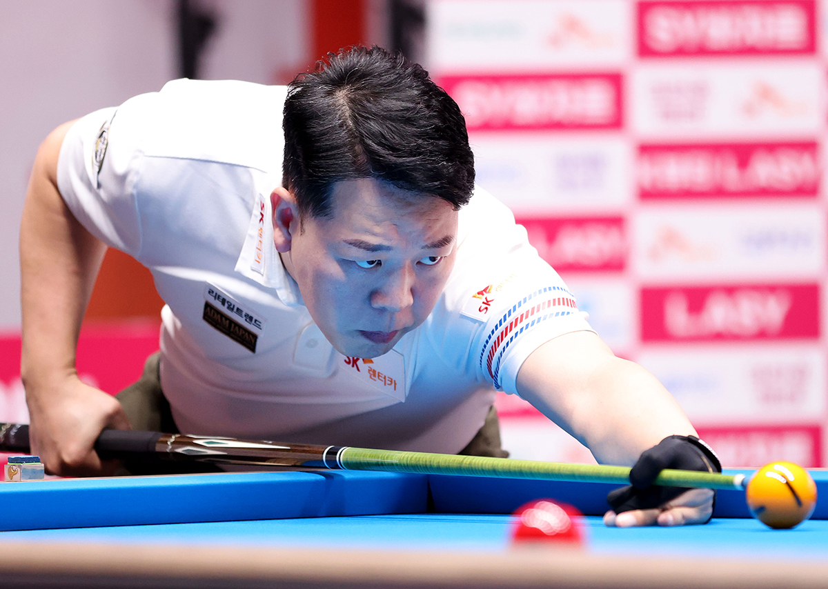 강동궁은 신정주(하나카드)와 벌인 통산 5번째 대결에서 승리하고 상대전적 3승 2패로 한 걸음 앞서가며 16강에 진출했다.