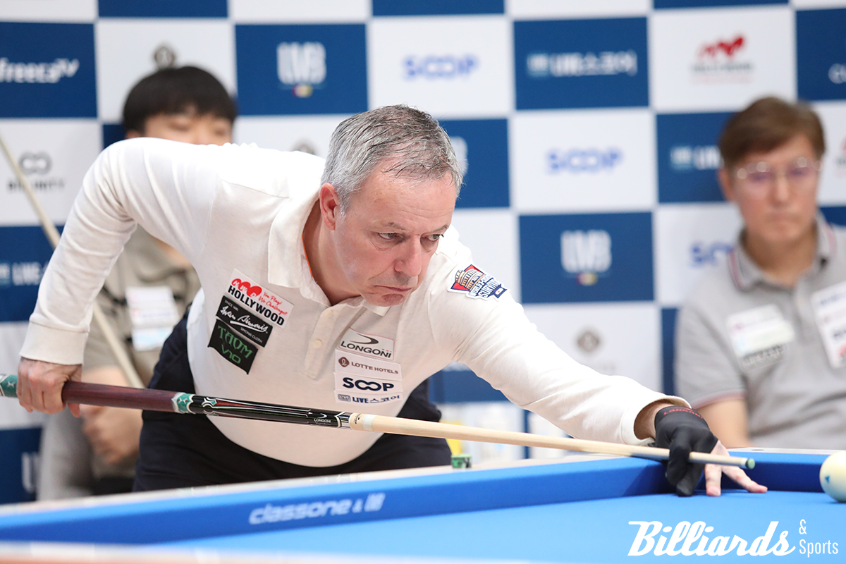 '2024 월드 3쿠션 서바이벌'에서 경기 중인 딕 야스퍼스.