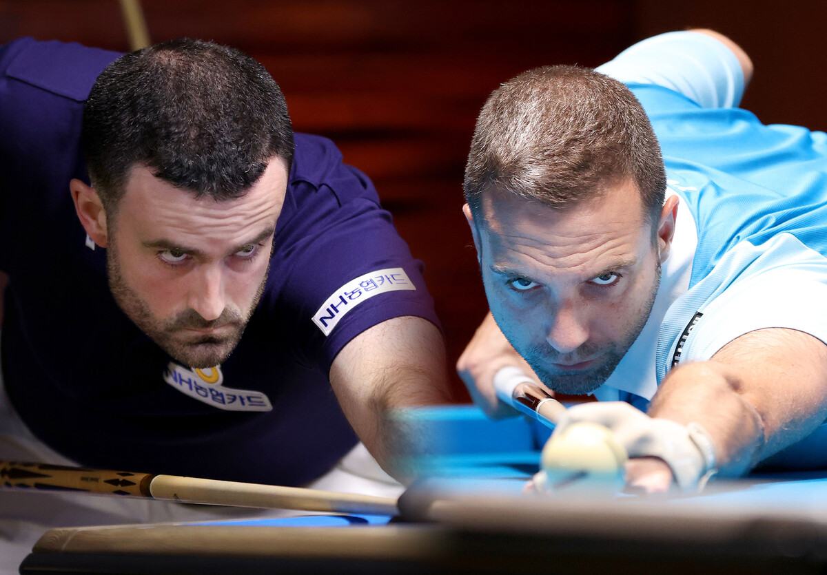 16강전에서 벌어지는 외인 간의 승부. 안토니오 몬테스(왼쪽)와 하비에르 팔라손(오른쪽).