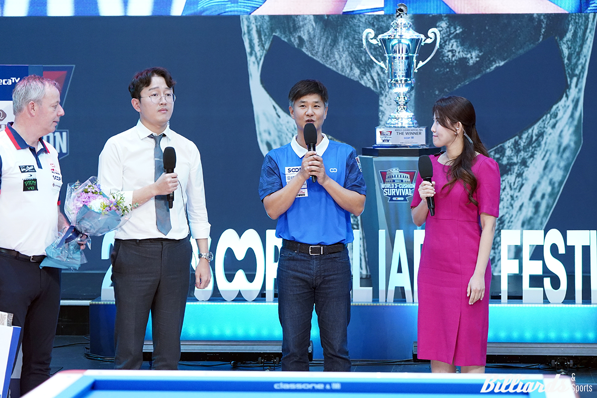 경기 후 관중과 인사를 나누는 정찬용 대표.