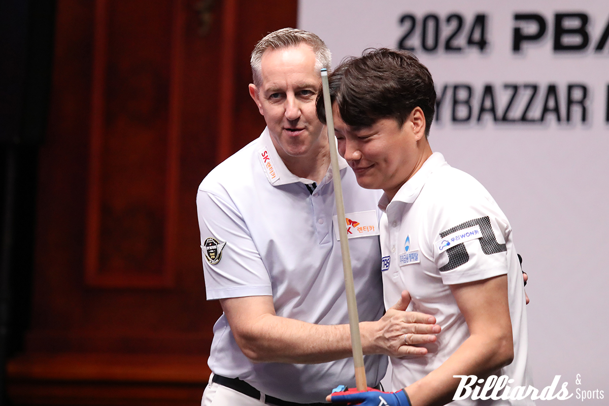 경기 후 강민구를 축하하는 에디 레펀스.