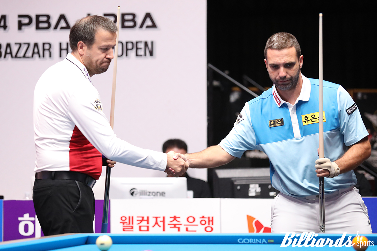 경기에 앞서 악수를 나누는 륏피 체네트(좌)와 하비에르 팔라손(우).