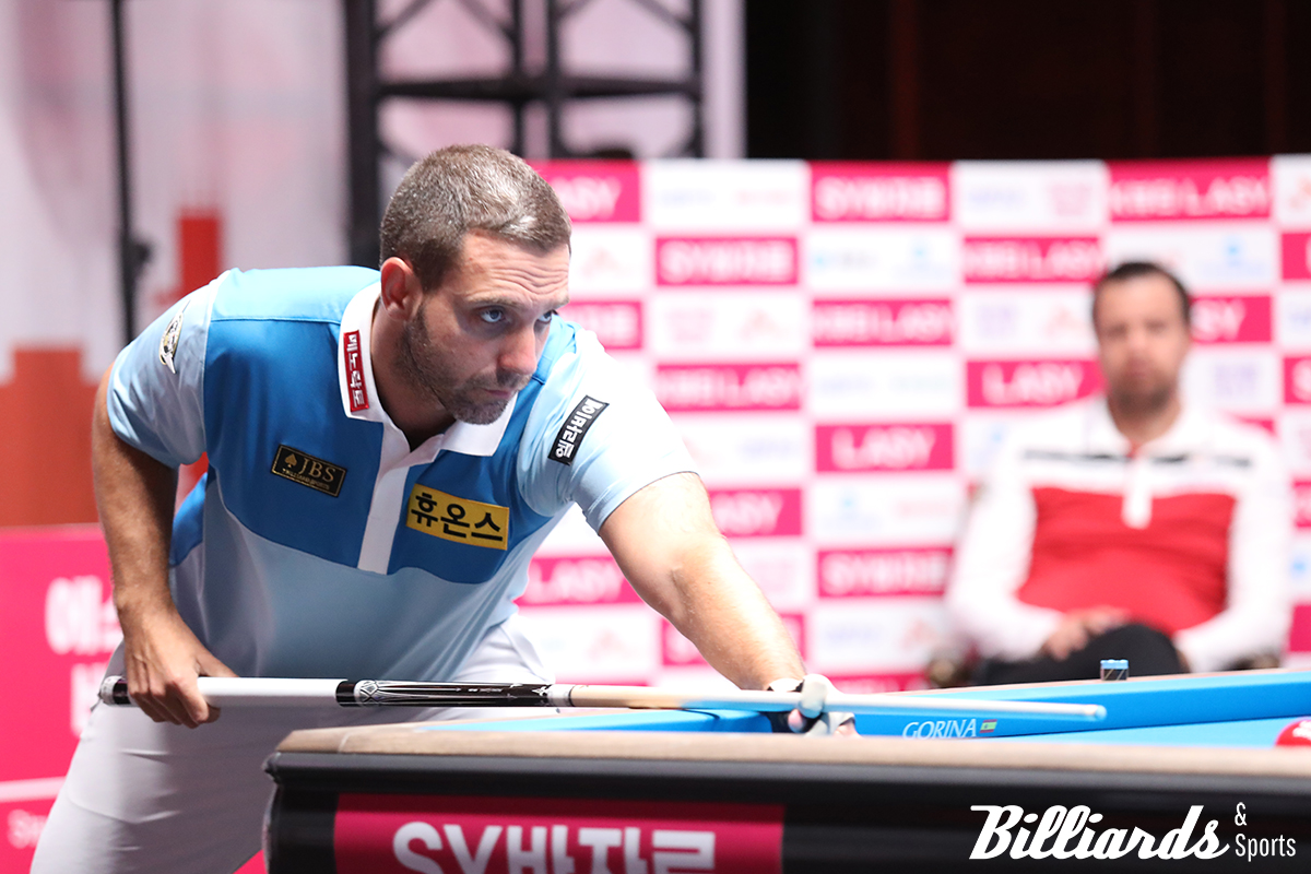 하비에르 팔라손이 8강에서 륏피 체네트와 경기를 펼치고 있다.