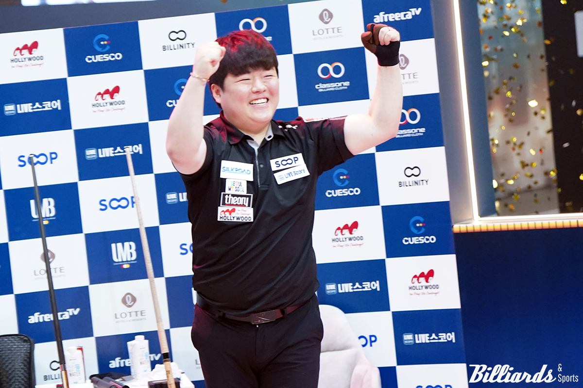 우승이 확정된 순간 두 팔을 들고 기뻐하는 조명우.