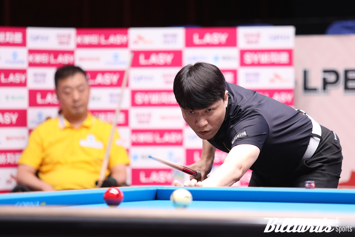 엄상필과 8강전 대결 중인 최성원. 최성원의 첫 PBA 베트남 투어에서의 도전은 8강에서 멈췄다.