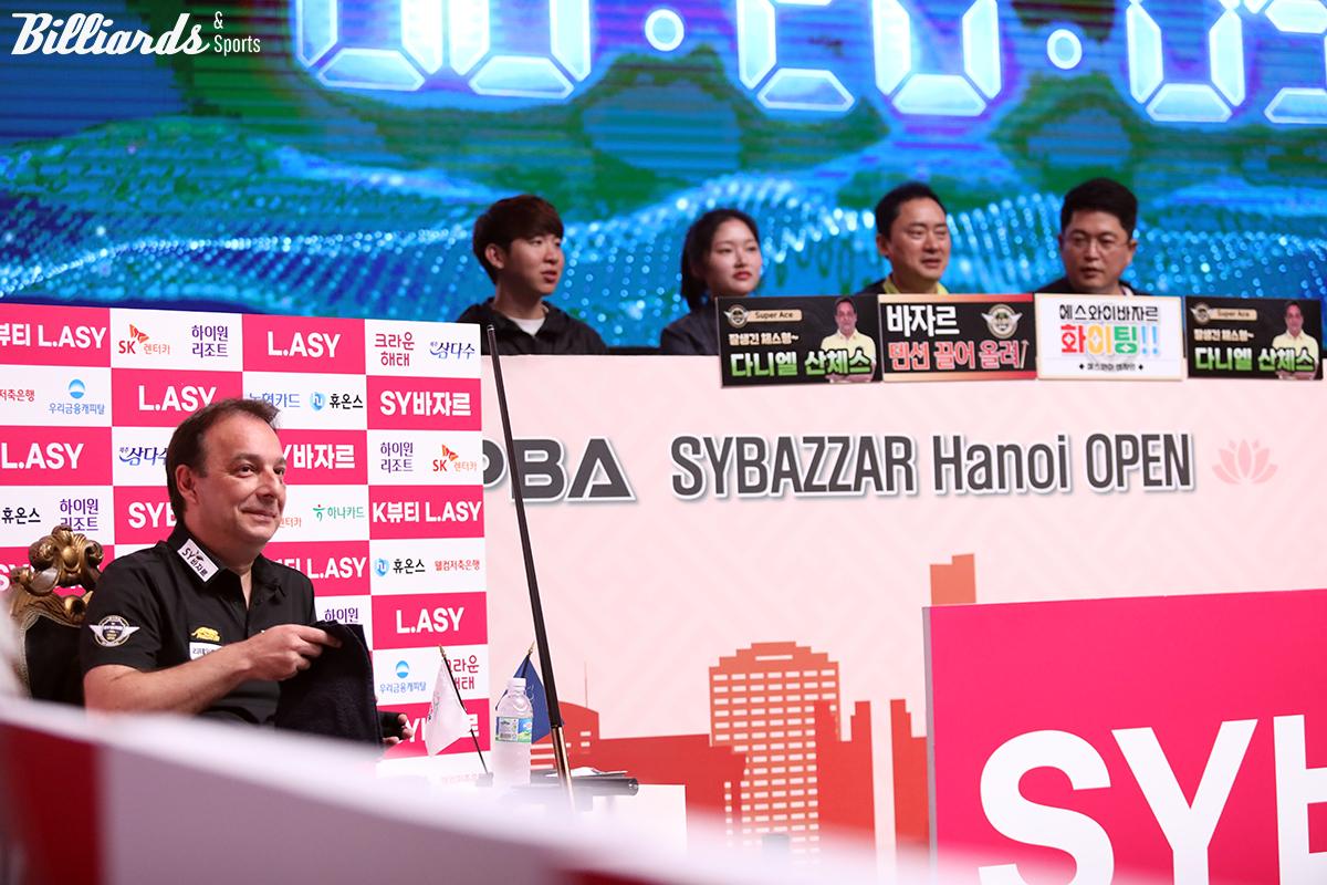 소속 팀 '에스와이 바자르' 동료 선수들의 응원을 받으며 힘을 얻은 산체스.