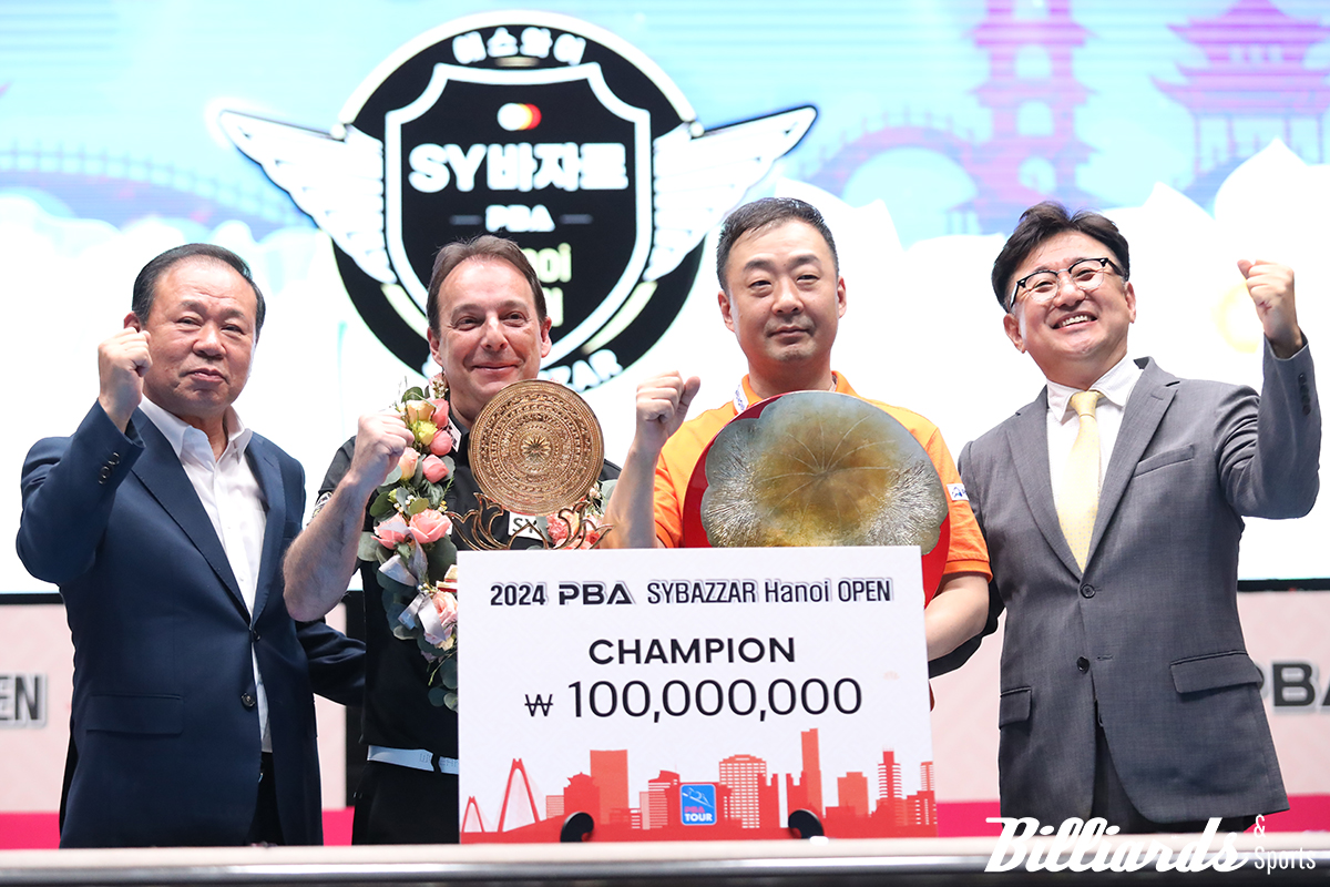 시상식에 나란히 선 산체스와 엄상필. 왼쪽은 에스와이 바자르의 홍성균 부회장, 오른쪽은 PBA의 장상진 부총재.