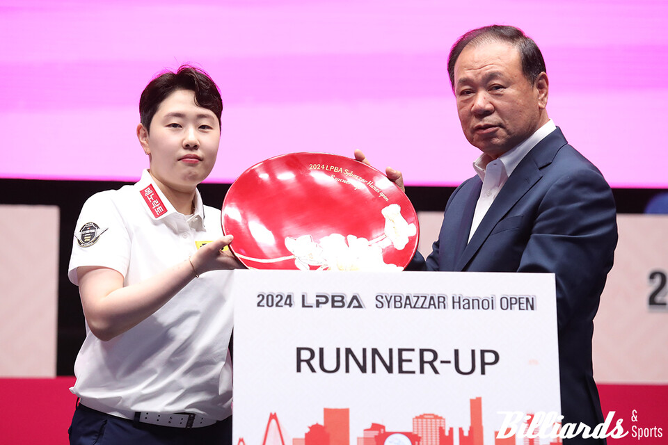 프로당구 PBA 첫 해외 투어에서 준우승을 차지한 김세연이 에스와이 홍성균 부회장으로부터 특별 제작된 준우승 트로피를 받고 있다. 사진=하노이/이용휘 기자