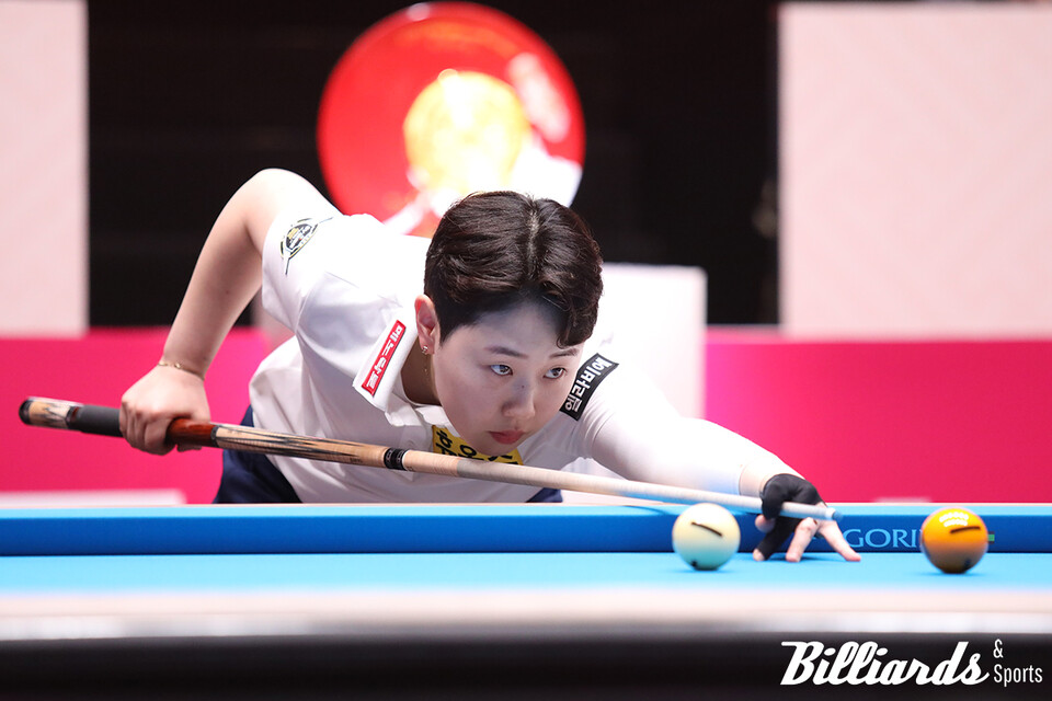 "결승전 15전까지도 화장실에 있었어요"라고 하소연한 김세연이 결승전에서 힘든 기색을 감추고 경기를 펼치고 있다.