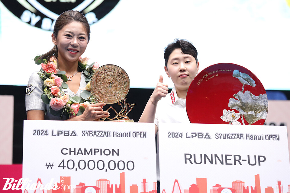 우승자 김가영과 나란히 시상식에 선 김세연.