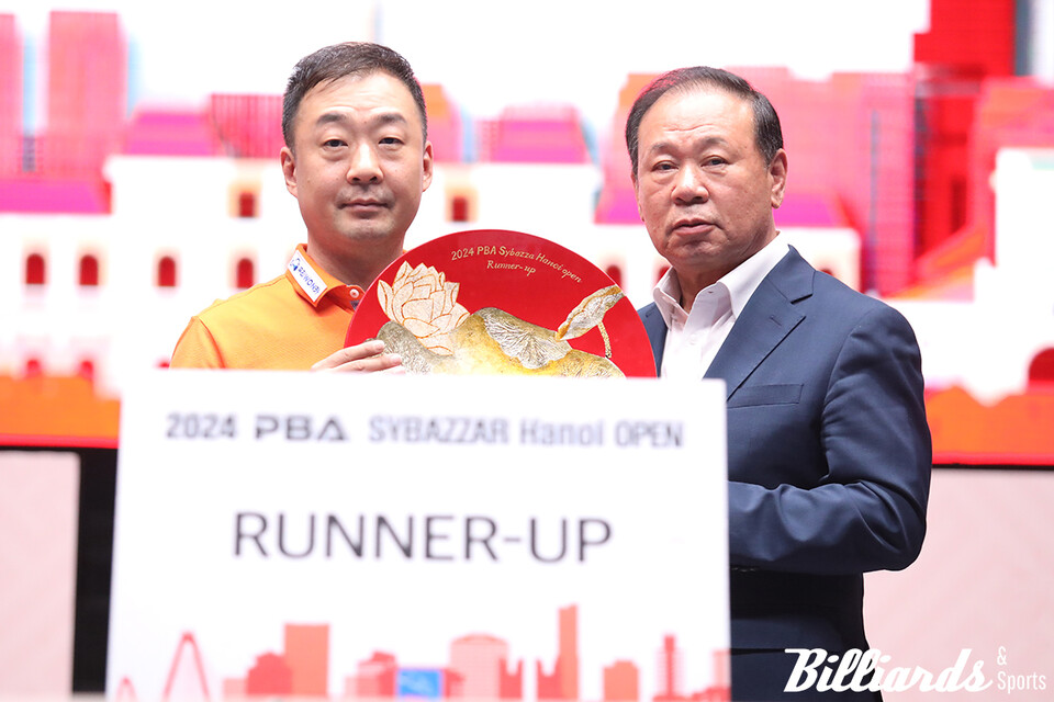 두 번째 준우승을 차지한 엄상필과 이번 대회 타이틀스폰서인 에스와이의 홍성균 부회장. 사진=하노이/이용휘 기자