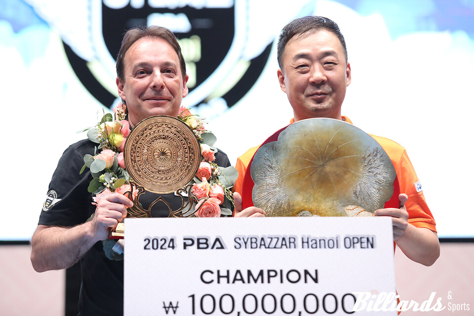 트로피를 들고 나란히 시상식에 선 다니엘 산체스와 엄상필.