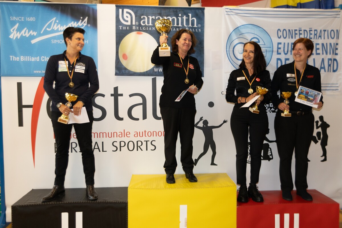 네덜란드의 베테랑 여자 3쿠션 선수 카리나 예텐이 '프레데터 그랑프리 3쿠션 레이디스' 결승에서 세계 최강자 테레사 클롬펜하우어의 벽을 넘고 마침내 정상에 올라섰다.  사진=Dirk Acx