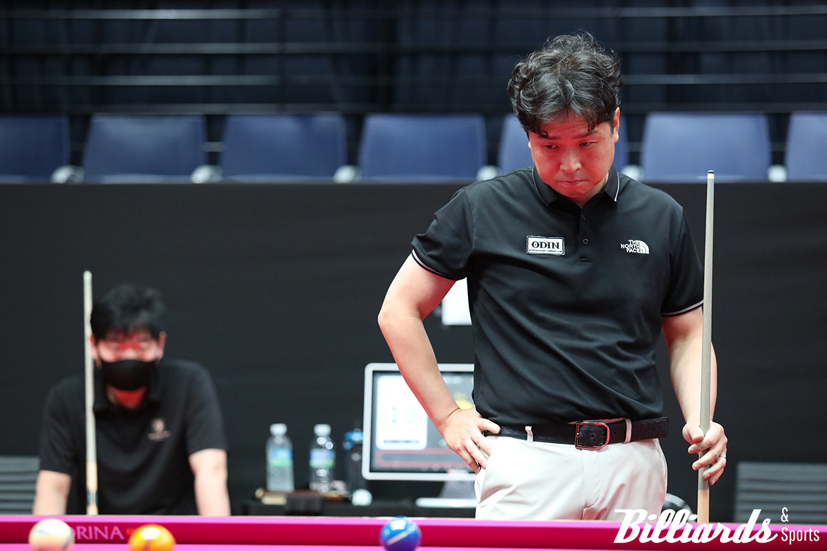 마지막 1득점을 확인하고 있는 김민건 