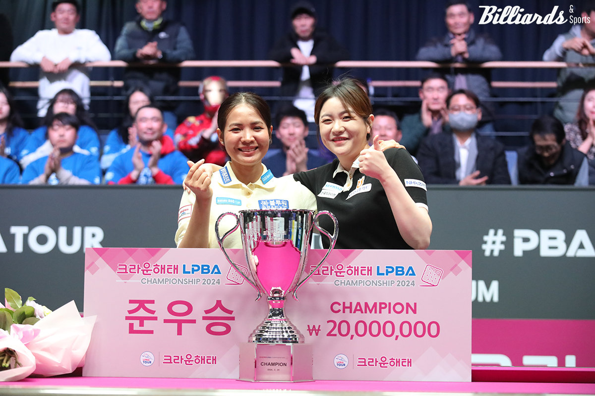 23-24시즌 마지막 9차 투어로 개최된 '크라운해태 LPBA 챔피언십' 우승을 차지한 김민아(오른쪽)와 준우승 스롱 피아비(왼쪽).