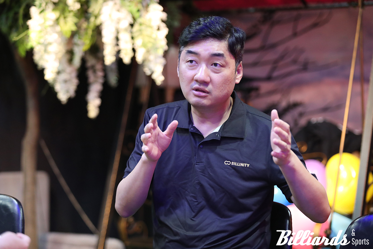 '빌리어즈앤스포츠'와 인터뷰 중인 김차돌 대표.
