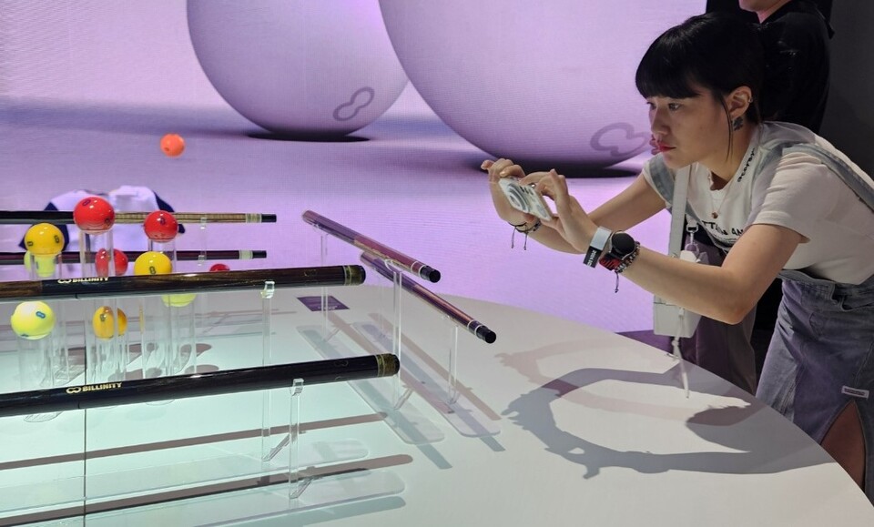 '빌리니티' 전시장을 방문한 당구 인플루언서 조현경(쪼갱)