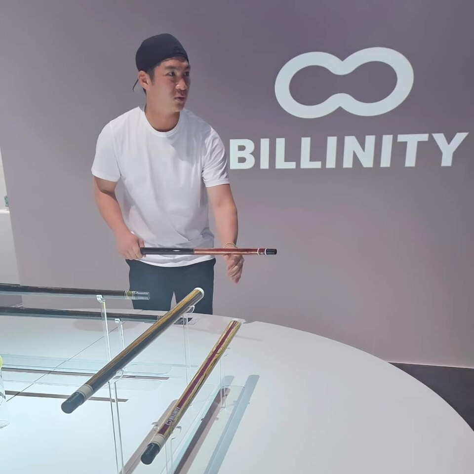 '빌리니티' 전시장을 찾아 당구 용품을 구경 중인 LG트윈스의 야구선수 오지환.