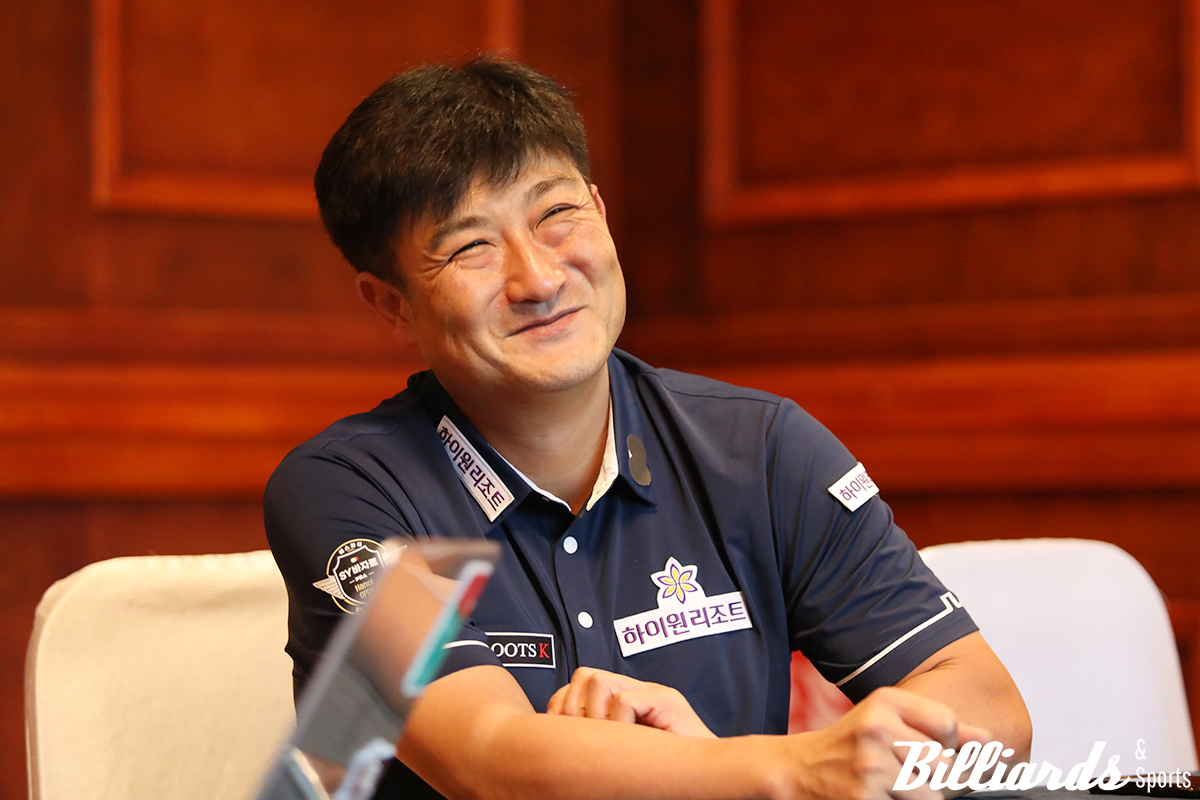 PBA 투어에서 첫 승을 올림과 동시에 8강 진출을 이룬 이충복이 인터뷰 중 모처럼 밝은 표정을 짓고 있다. 사진=하노이/이용휘 기자