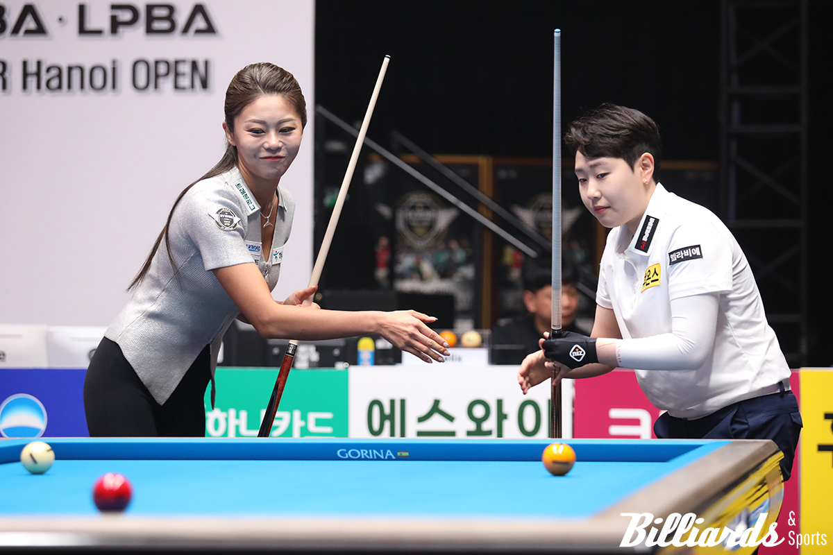 결승전에 앞서 악수를 나누며 인사하는 김가영과 김세연.